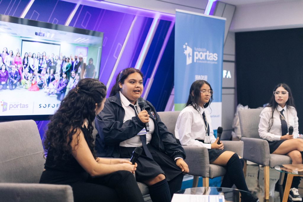 Conversatorio de jóvenes participantes del programa de mentorías.