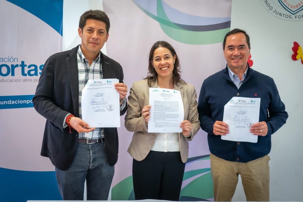 Firma de convenio entre la Municipalidad de Vichuquén, Vista Hermosa y Fundación Portas. 
